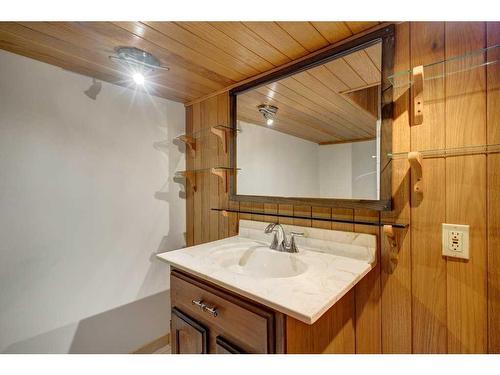 455 Queen Charlotte Drive Se, Calgary, AB - Indoor Photo Showing Bathroom