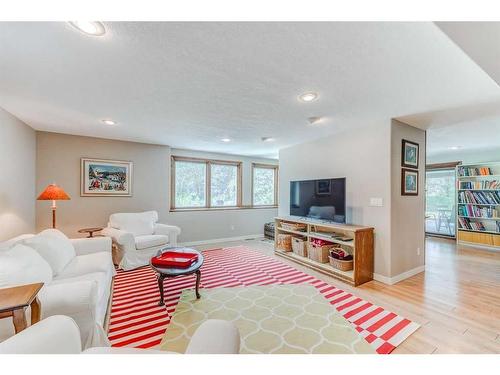 178125 240 Street West, Rural Foothills County, AB - Indoor Photo Showing Living Room