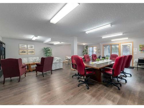 132-7229 Sierra Morena Boulevard Sw, Calgary, AB - Indoor Photo Showing Office