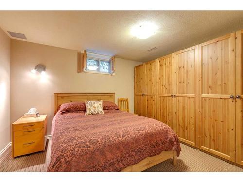 407 Whiteridge Crescent Ne, Calgary, AB - Indoor Photo Showing Bedroom