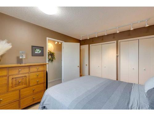 407 Whiteridge Crescent Ne, Calgary, AB - Indoor Photo Showing Bedroom