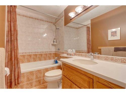 407 Whiteridge Crescent Ne, Calgary, AB - Indoor Photo Showing Bathroom