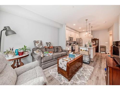 112-150 Shawnee Square Sw, Calgary, AB - Indoor Photo Showing Living Room