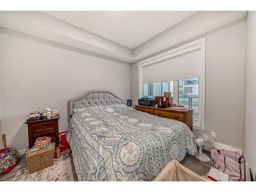 112-150 Shawnee Square Sw, Calgary, AB - Indoor Photo Showing Bedroom