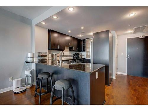 1705-888 4 Avenue Sw, Calgary, AB - Indoor Photo Showing Kitchen With Upgraded Kitchen