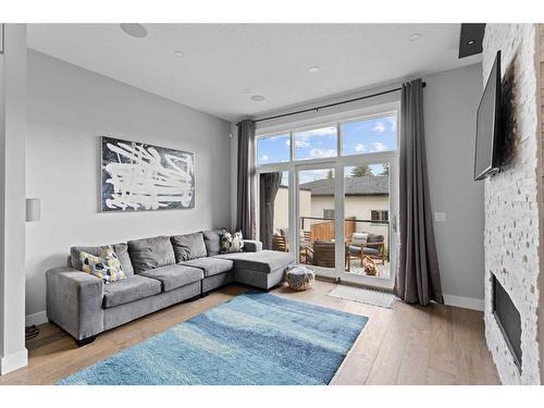 2614 35 Street Sw, Calgary, AB - Indoor Photo Showing Living Room