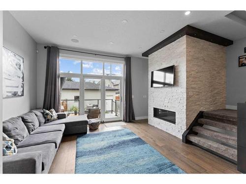 2614 35 Street Sw, Calgary, AB - Indoor Photo Showing Living Room With Fireplace