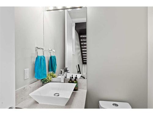 2614 35 Street Sw, Calgary, AB - Indoor Photo Showing Bathroom