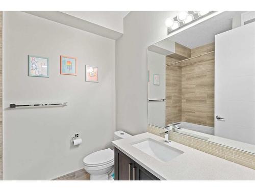 2614 35 Street Sw, Calgary, AB - Indoor Photo Showing Bathroom