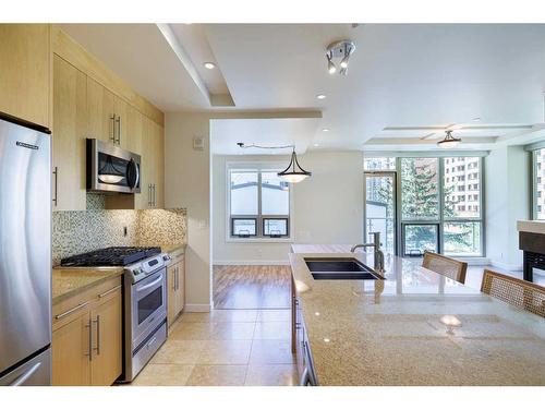 304-701 3 Avenue Sw, Calgary, AB - Indoor Photo Showing Kitchen With Double Sink With Upgraded Kitchen