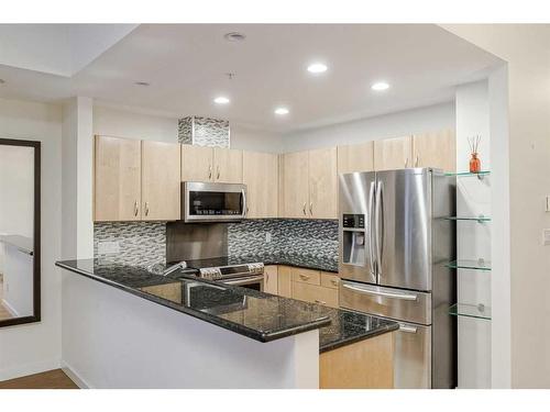 102-1108 6 Avenue Sw, Calgary, AB - Indoor Photo Showing Kitchen With Upgraded Kitchen