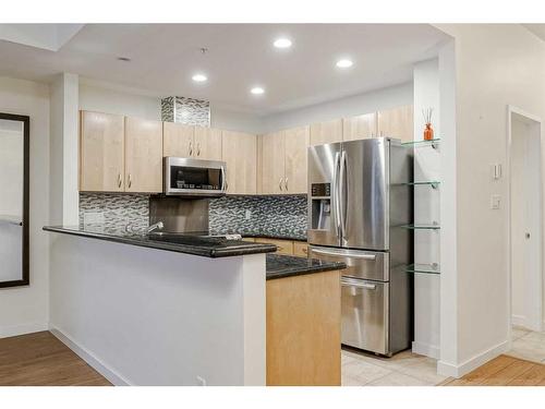 102-1108 6 Avenue Sw, Calgary, AB - Indoor Photo Showing Kitchen With Upgraded Kitchen