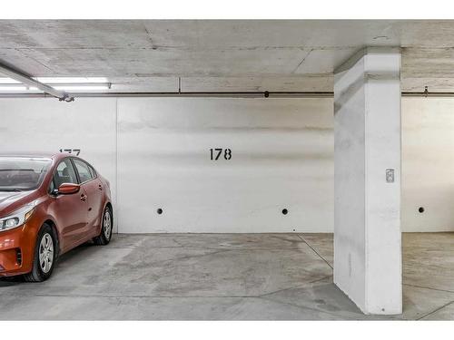 102-1108 6 Avenue Sw, Calgary, AB - Indoor Photo Showing Garage