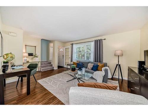 667 Merrill Drive Ne, Calgary, AB - Indoor Photo Showing Living Room