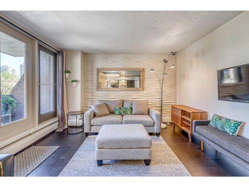 302-1309 14 Avenue Sw, Calgary, AB - Indoor Photo Showing Living Room