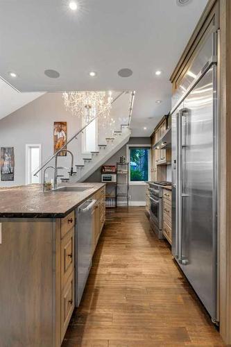 607 13A Street Ne, Calgary, AB - Indoor Photo Showing Kitchen