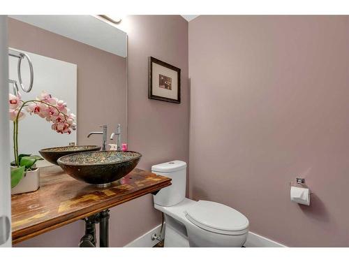 607 13A Street Ne, Calgary, AB - Indoor Photo Showing Bathroom