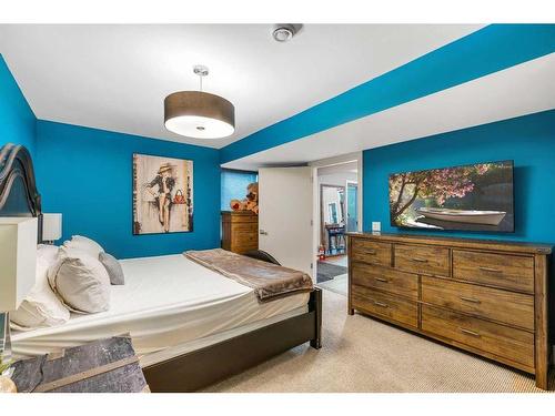 607 13A Street Ne, Calgary, AB - Indoor Photo Showing Bedroom