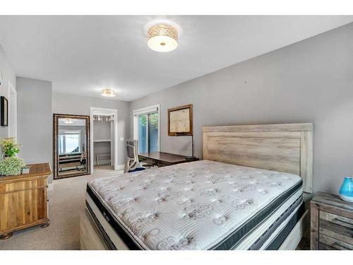 607 13A Street Ne, Calgary, AB - Indoor Photo Showing Bedroom