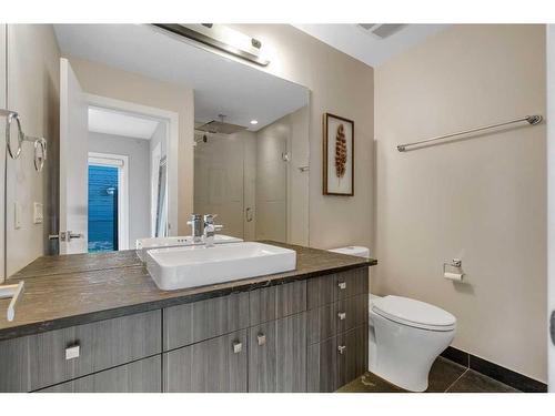 607 13A Street Ne, Calgary, AB - Indoor Photo Showing Bathroom