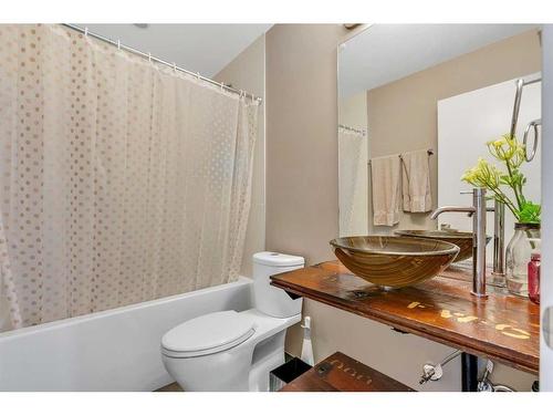 607 13A Street Ne, Calgary, AB - Indoor Photo Showing Bathroom