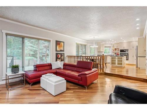 143 Christie Knoll Heights Sw, Calgary, AB - Indoor Photo Showing Living Room