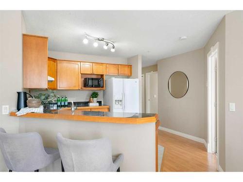 405-417 3 Avenue Ne, Calgary, AB - Indoor Photo Showing Kitchen