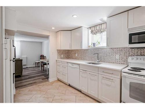 3911 Centre A Street Ne, Calgary, AB - Indoor Photo Showing Kitchen