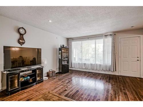 3911 Centre A Street Ne, Calgary, AB - Indoor Photo Showing Living Room