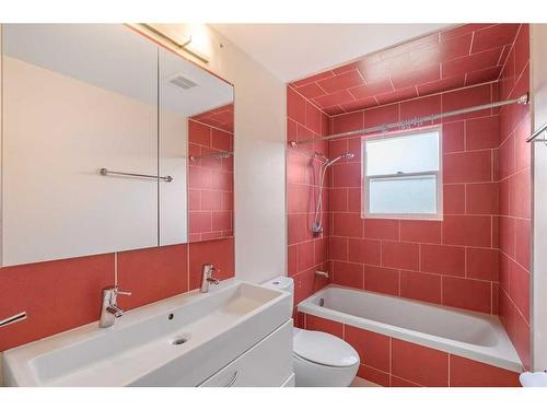 1953 Cottonwood Crescent Se, Calgary, AB - Indoor Photo Showing Bathroom