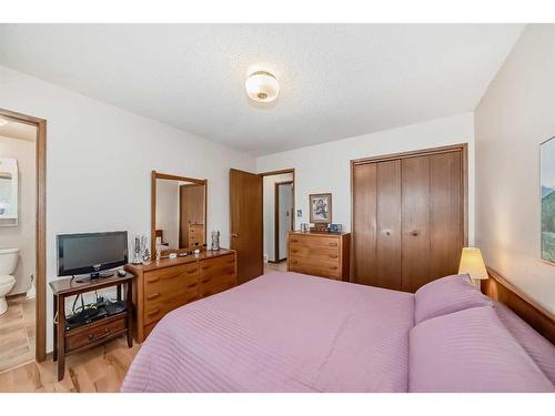 7336 Silver Mead Road Nw, Calgary, AB - Indoor Photo Showing Bedroom