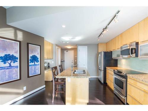 2505-215 13 Avenue Sw, Calgary, AB - Indoor Photo Showing Kitchen With Stainless Steel Kitchen