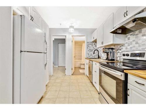 228 Willowbrook Close Nw, Airdrie, AB - Indoor Photo Showing Kitchen