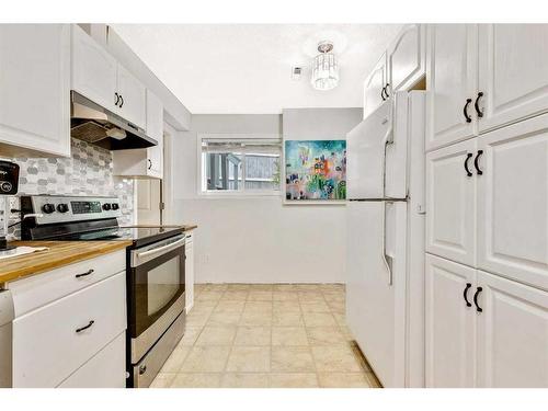 228 Willowbrook Close Nw, Airdrie, AB - Indoor Photo Showing Kitchen