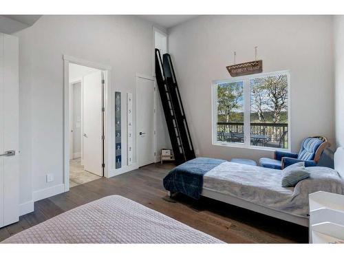 10-274172 112 Street West, Rural Foothills County, AB - Indoor Photo Showing Bedroom