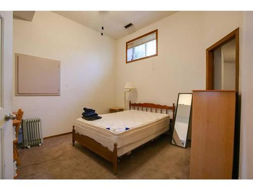 88 Macewan Glen Drive Nw, Calgary, AB - Indoor Photo Showing Bedroom