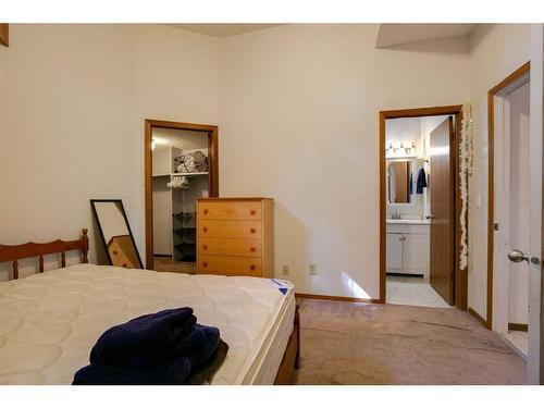 88 Macewan Glen Drive Nw, Calgary, AB - Indoor Photo Showing Bedroom