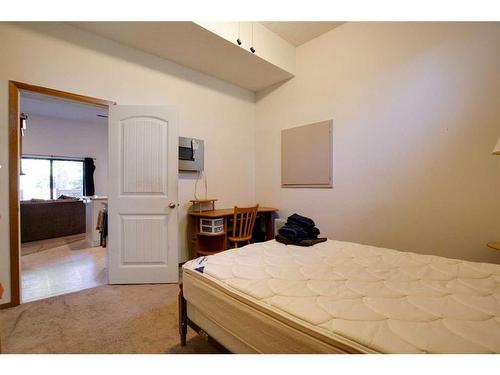 88 Macewan Glen Drive Nw, Calgary, AB - Indoor Photo Showing Bedroom