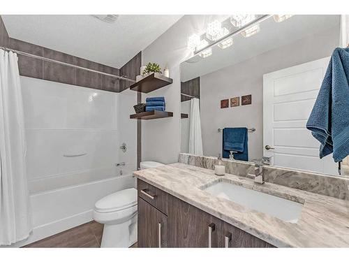 1461 Aldrich Place, Carstairs, AB - Indoor Photo Showing Bathroom