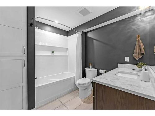 1461 Aldrich Place, Carstairs, AB - Indoor Photo Showing Bathroom