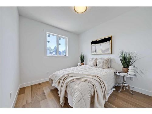 927 33 Street Nw, Calgary, AB - Indoor Photo Showing Bedroom