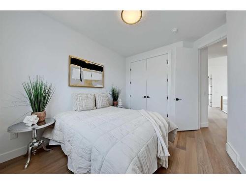 927 33 Street Nw, Calgary, AB - Indoor Photo Showing Bedroom