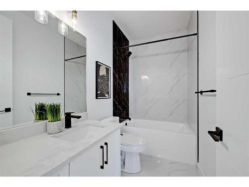 927 33 Street Nw, Calgary, AB - Indoor Photo Showing Bathroom