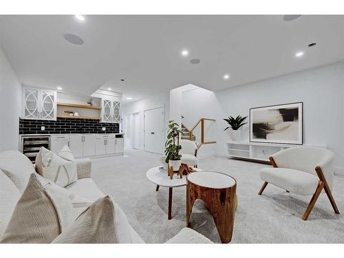 927 33 Street Nw, Calgary, AB - Indoor Photo Showing Living Room