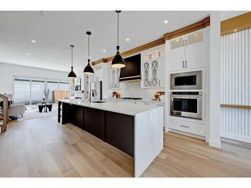 927 33 Street Nw, Calgary, AB - Indoor Photo Showing Kitchen With Upgraded Kitchen