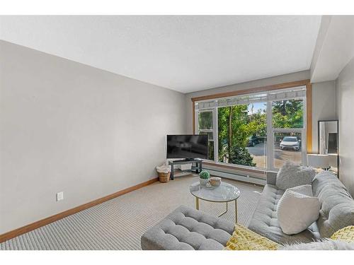 205-315 50 Avenue Sw, Calgary, AB - Indoor Photo Showing Living Room