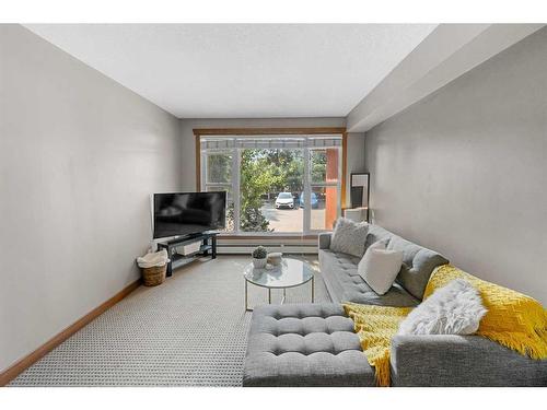 205-315 50 Avenue Sw, Calgary, AB - Indoor Photo Showing Living Room