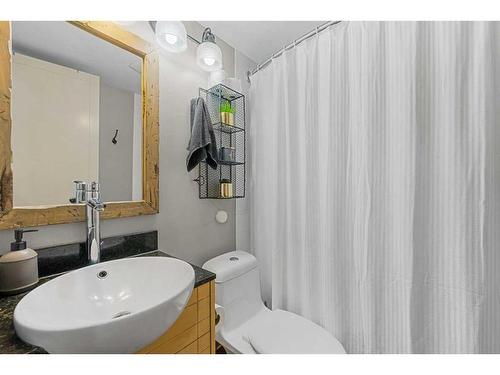 205-315 50 Avenue Sw, Calgary, AB - Indoor Photo Showing Bathroom