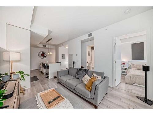 701-615 6 Avenue Se, Calgary, AB - Indoor Photo Showing Living Room