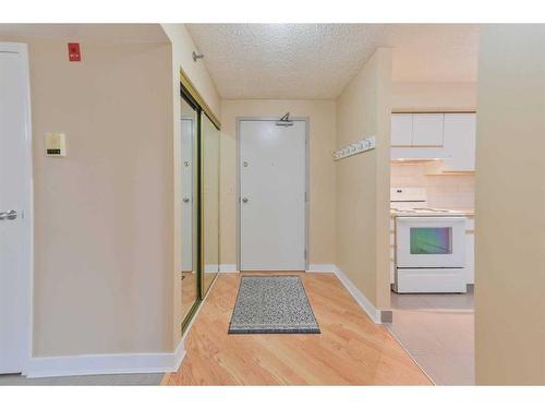 502-128 2 Avenue Se, Calgary, AB - Indoor Photo Showing Kitchen